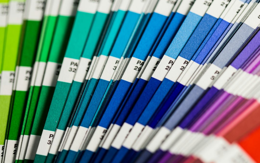 Diferencias entre CMYK y Pantone: ¿qué impresión elegir?